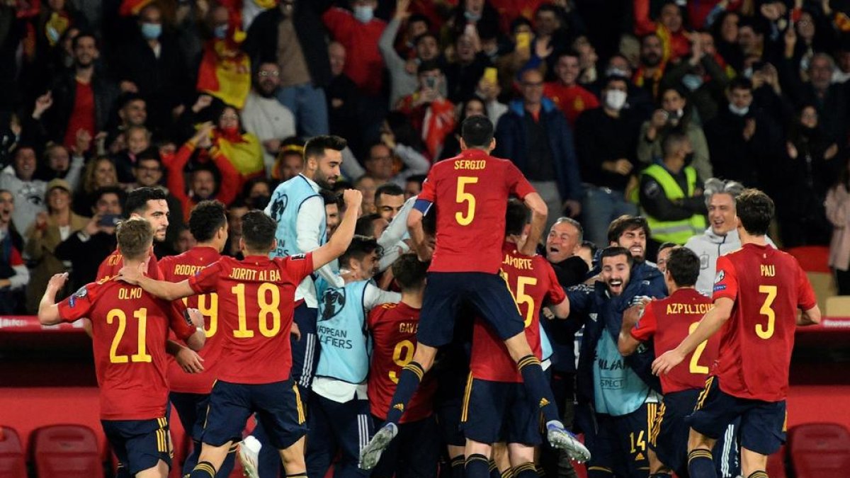 Jugadors i cos tècnic de la selecció espanyola celebren el gol de Morata a 4 minuts del final.
