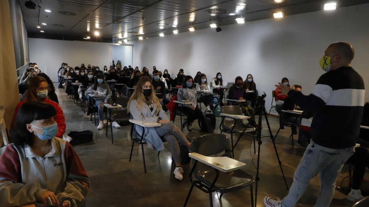 Alumnes de la facultat d’Educació, ahir en una classe a l’edifici emblemàtic.