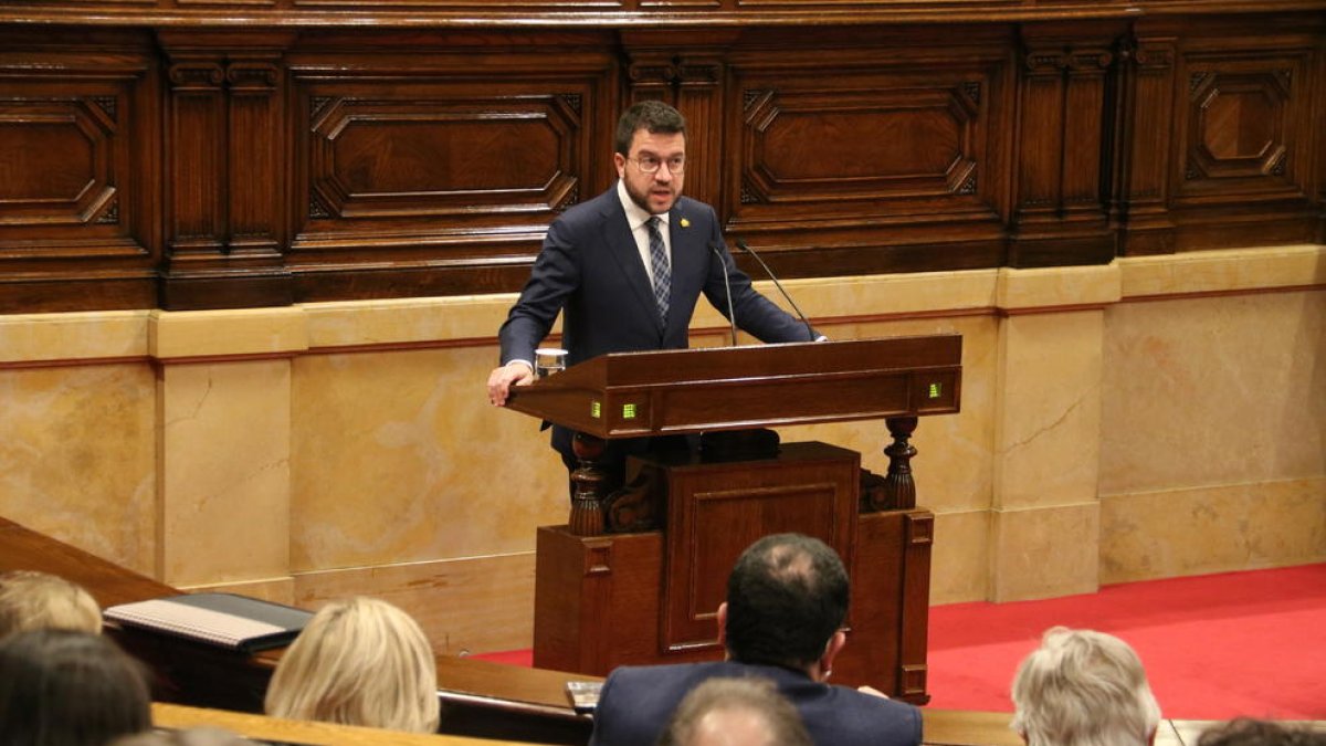 El presidente de la Generalitat, Pere Aragonès, interviniendo en el pleno específico sobre salud mental.