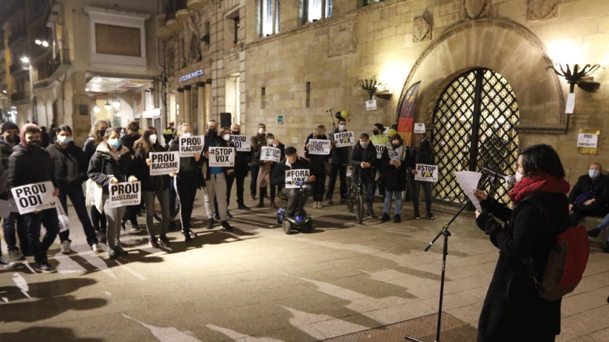 Un grupo de personas se concentraron ayer por la tarde en la plaza Paeria de Lleida para protestar por la irrupción de Vox en el Parlament.