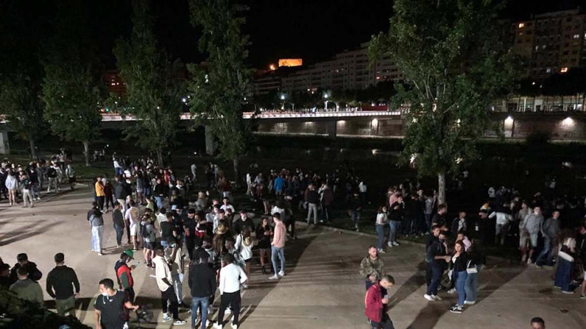 Imagen del botellón en Lleida del pasado fin de semana.