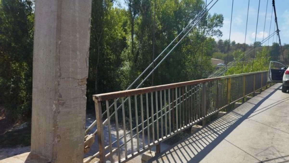 Obra de urgencia al caer parte de la barandilla de seguridad.