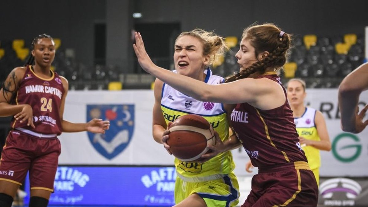 La belga Laura Baggio presiona a Ariadna Pujol para arrebatarle el balón.