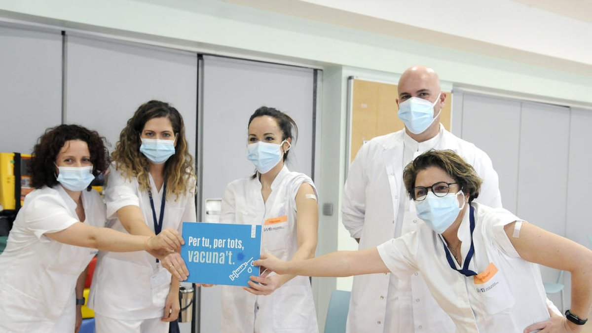 Andorra empieza a vacunar - Andorra empezó ayer a vacunar de la Covid, una jornada que tildó de “histórica”. Según informó su gobierno, se administraron las primeras 200 dosis de Pfizer de las mil que llegaron desde España a usuarios de ...