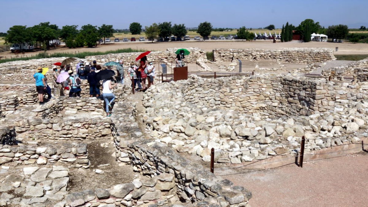 Una visita guiada recorre els Vilars d’Arbeca, ahir al migdia.