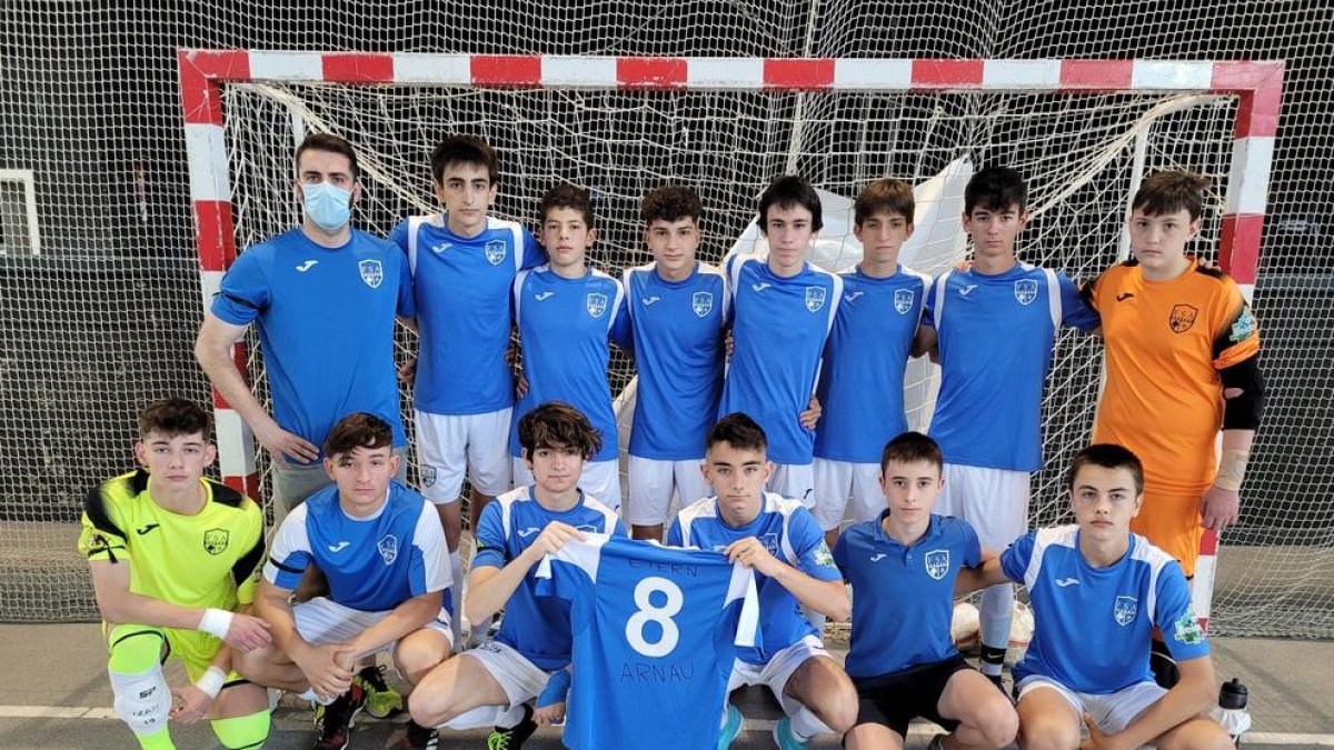 Els cadets de l’Alcoletge, amb la samarreta del seu company.
