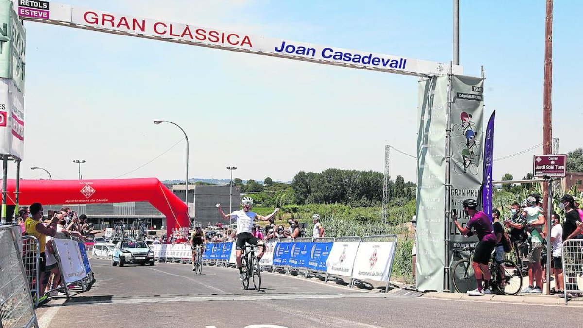 El ganador de la prueba, Adam Ward, en la meta.