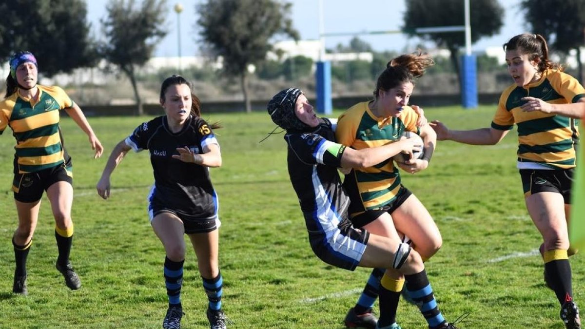 Una jugadora del CE Inef Lleida és placada per una rival durant un partit de la passada temporada.