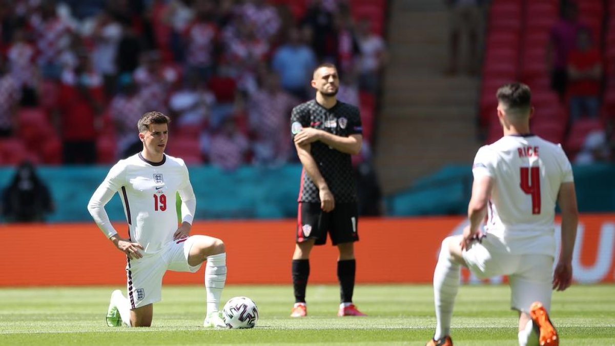 Jugadors anglesos agenollats en protesta contra el racisme.