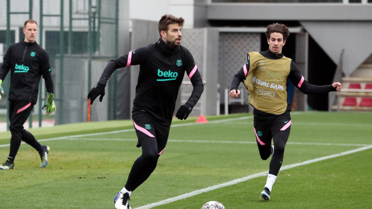 Gerard Piqué, durant l’entrenament del FC Barcelona a la Ciutat Esportiva.