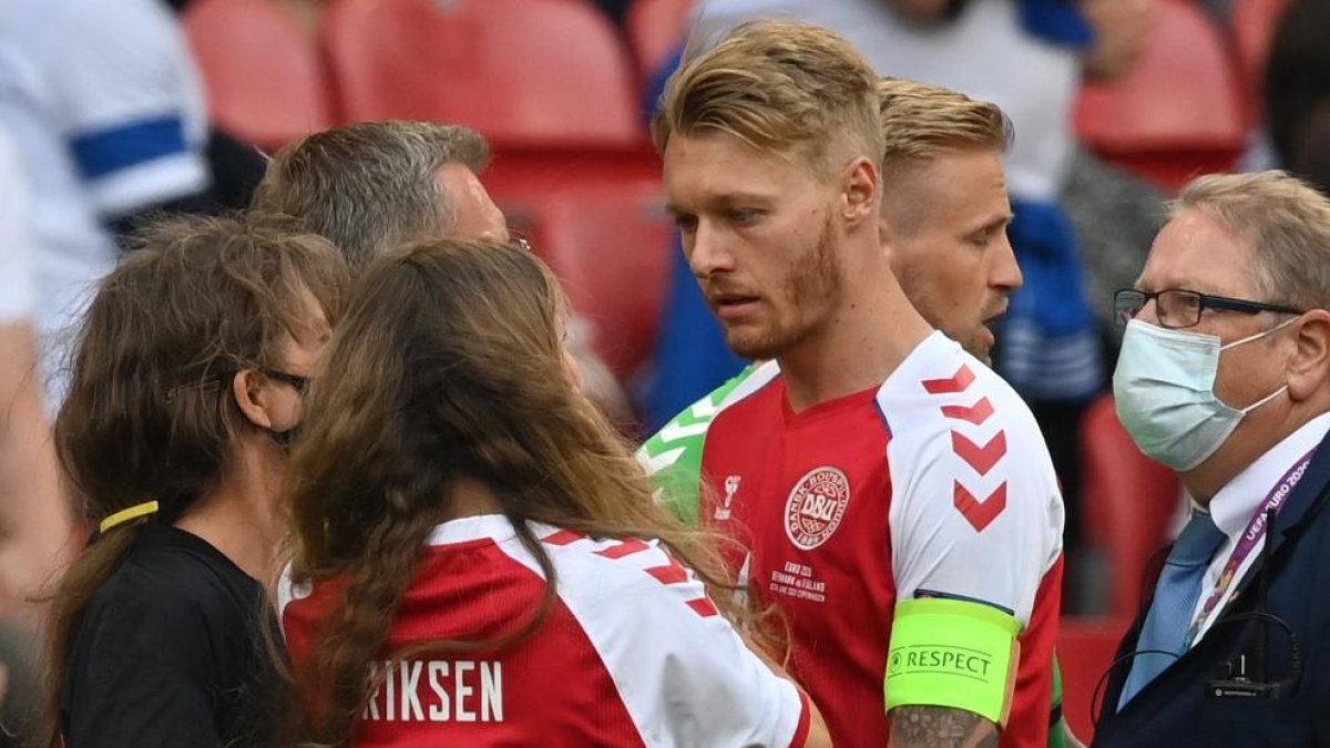 La hermana y la novia de Eriksen bajaron al césped tras el incidente.