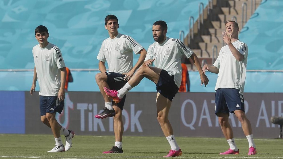 Pedri, a l’esquerra, i Jordi Alba, al centre, durant la sessió que la selecció espanyola va fer ahir a Sevilla, on debuta avui.