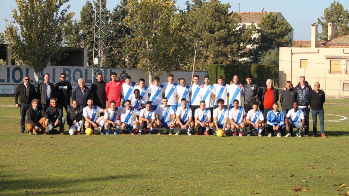 La plantilla, tècnics, directiva i patrocinadors de la Fuliola es van fer ahir la foto oficial de la temporada.