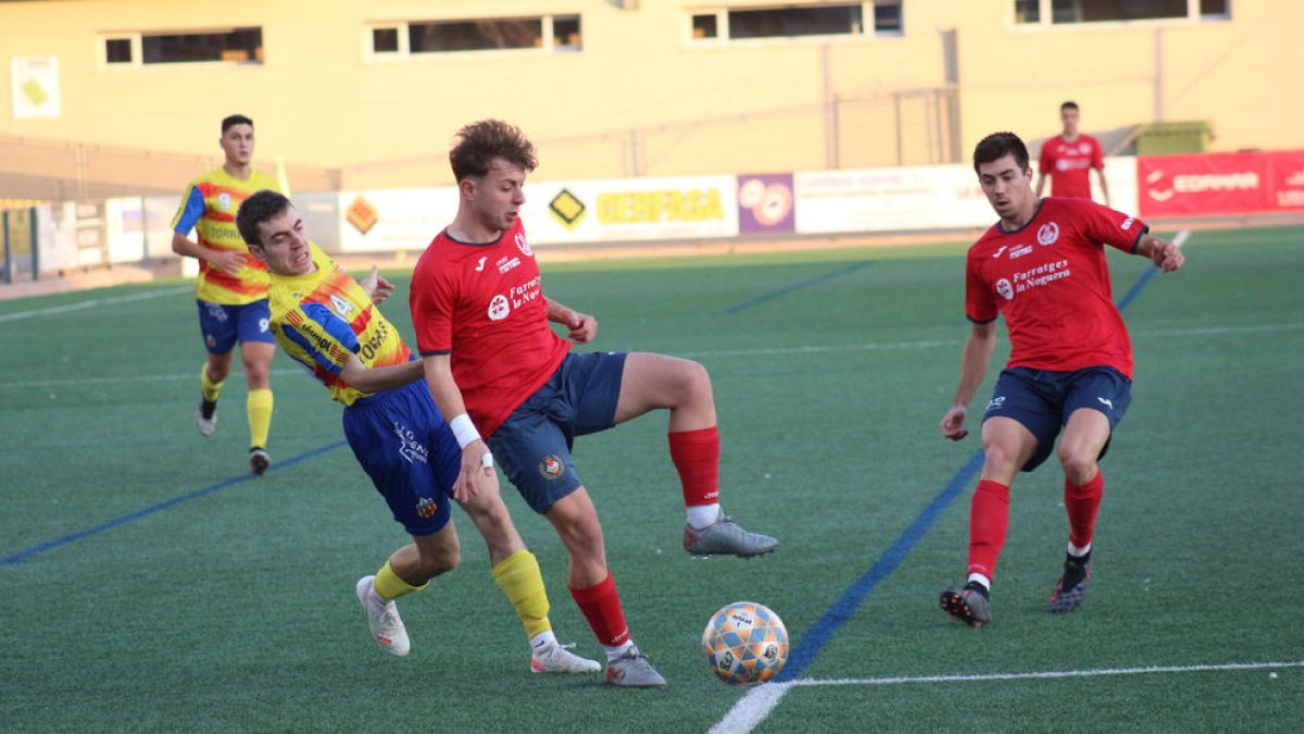 Aleix Llusà controla el esférico ante la presión de un jugador del Bellpuig.