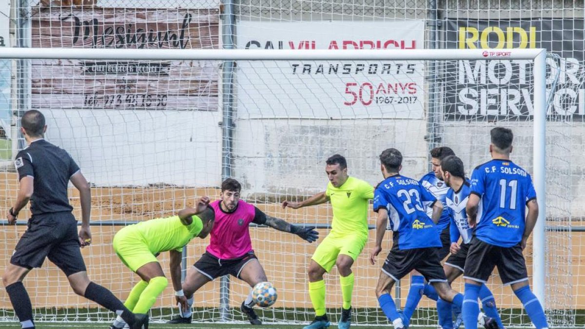 El partit va ser igualat i intens però sense encert a les àrees.