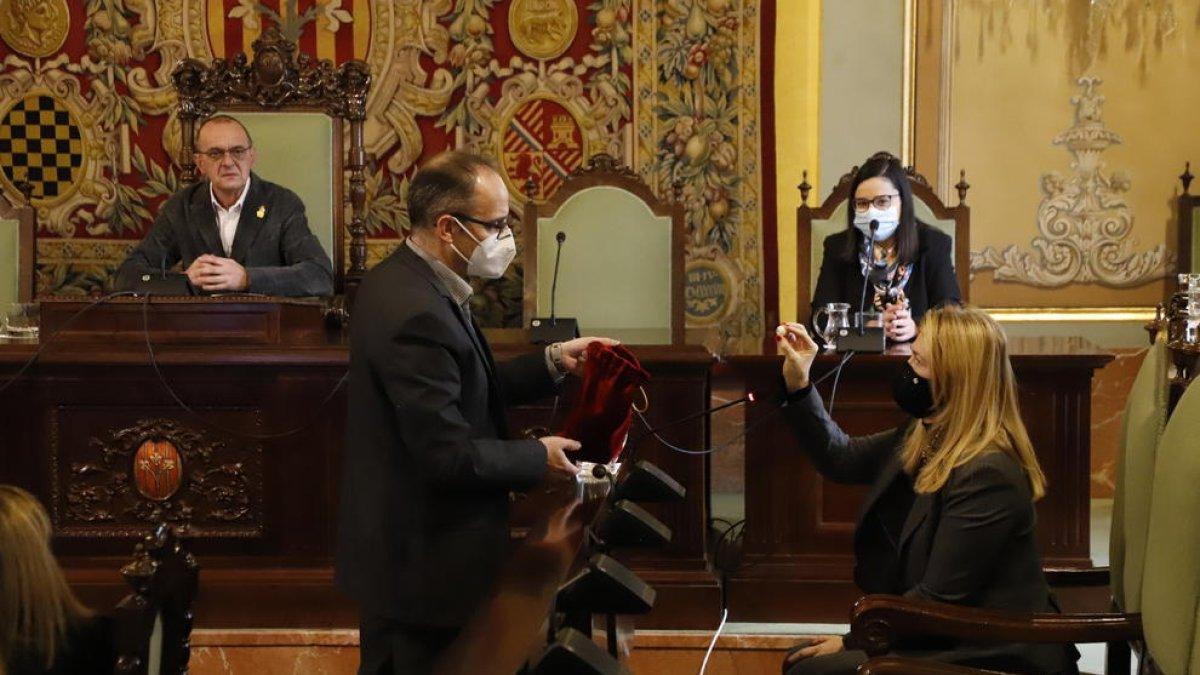 El sorteo en la Paeria de Lleida se hizo sacando números de una bolsa, cuando la mayoría de municipios usó un programa informático.