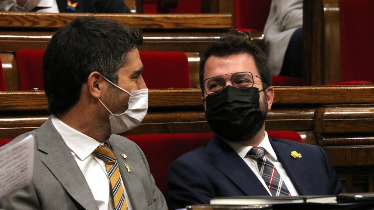 El presidente y el vicepresidente del Govern, Pere Aragonès y Jordi Puigneró, durante el pleno del Parlamento del 7 de julio.