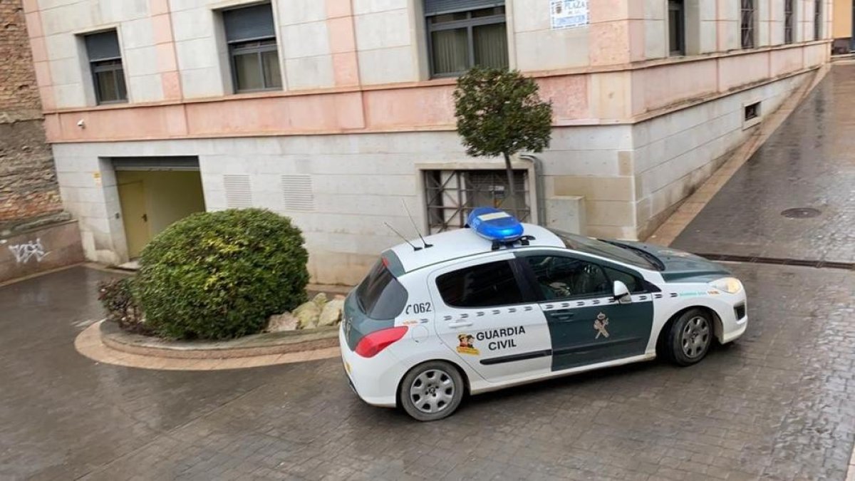 Coche en el que trasladaron al detenido a los juzgados.