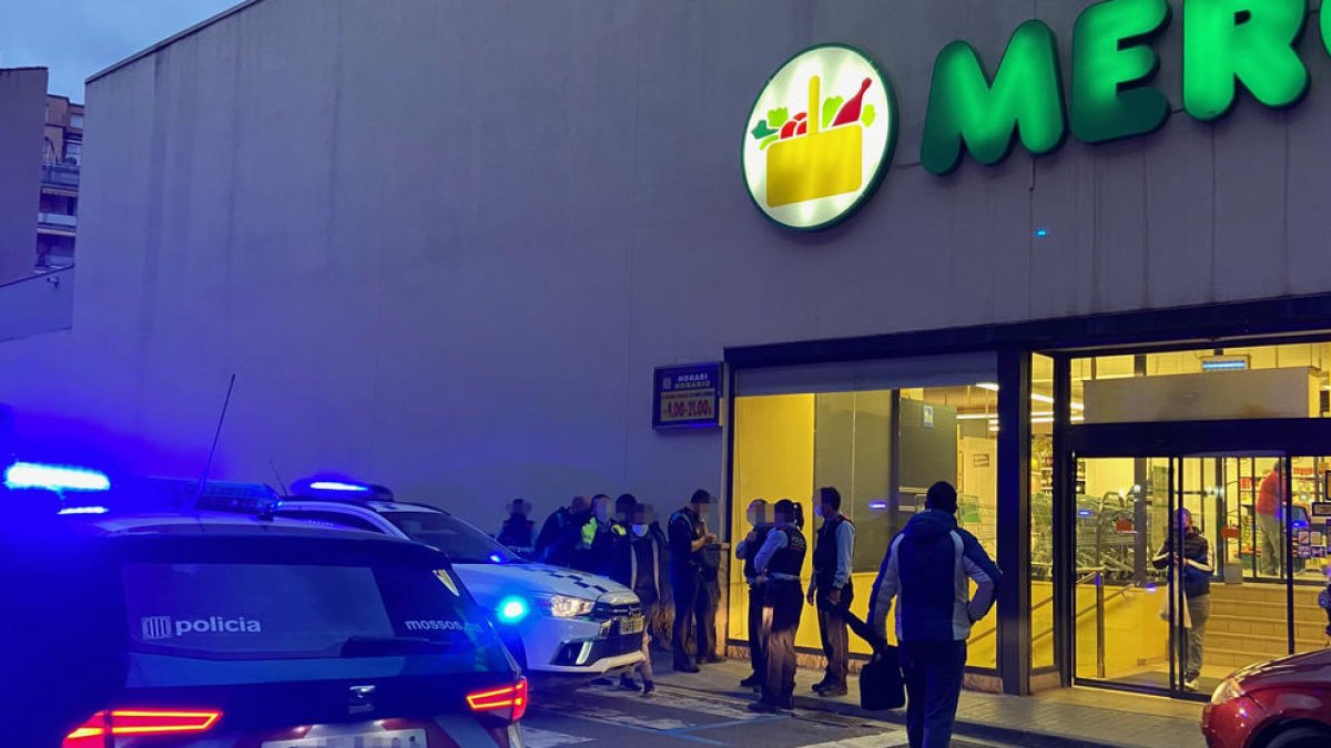 Moment de la detenció al carrer Lluís Roca, a Noguerola.