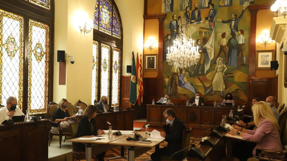 Un momento del pleno celebrado ayer, al que parte de los diputados asistió de forma telemática.