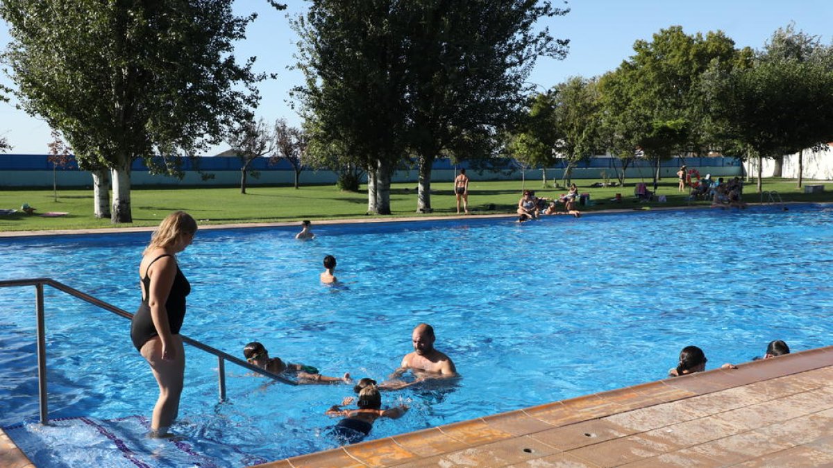 Bañistas ayer por la tarde en las piscinas de Gimenells i El Pla de la Font.