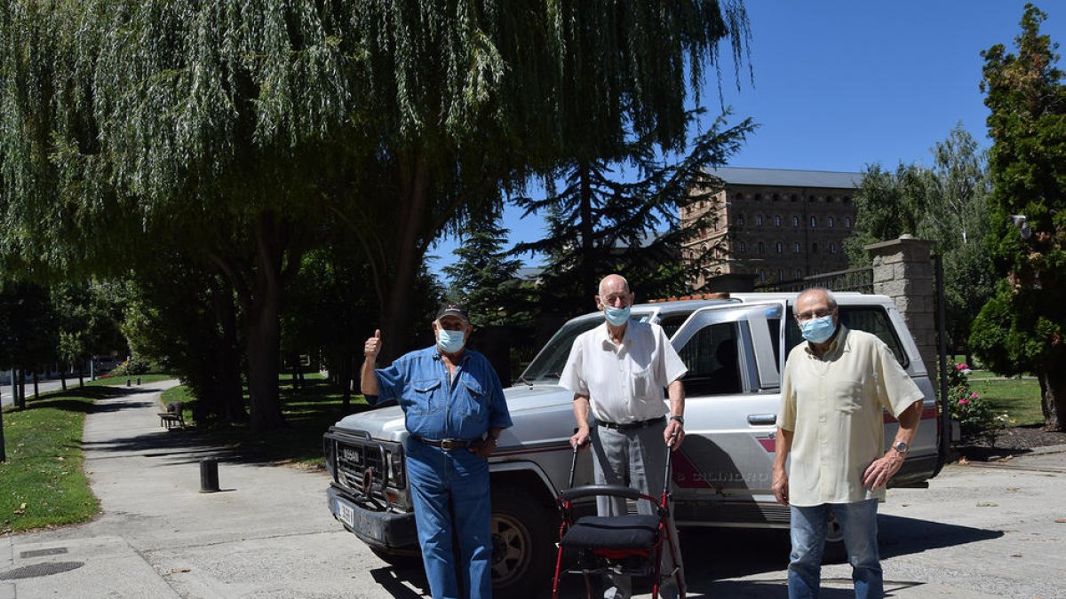 Josep Roca, Josep Vila i Vicenç Klimt, sortint ahir de la Llar de Sant Josep de la Seu, on resideixen.