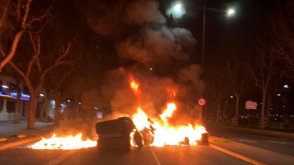 Disturbis a la manifestació en favor de Hasel a Lleida amb contenidors i motos de la Guàrdia Urbana cremades