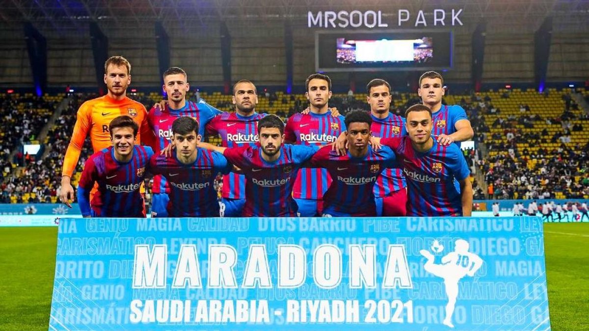 Onze inicial d’un Barça ple de joves i amb Dani Alves –dret, tercer per l’esquerra–, titular.