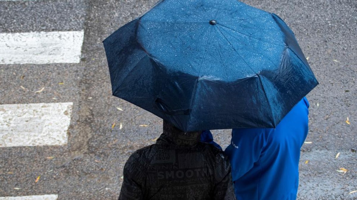 Espectaculars vídeos després de la tempesta de calamarsa que va sumir en el caos Ourense