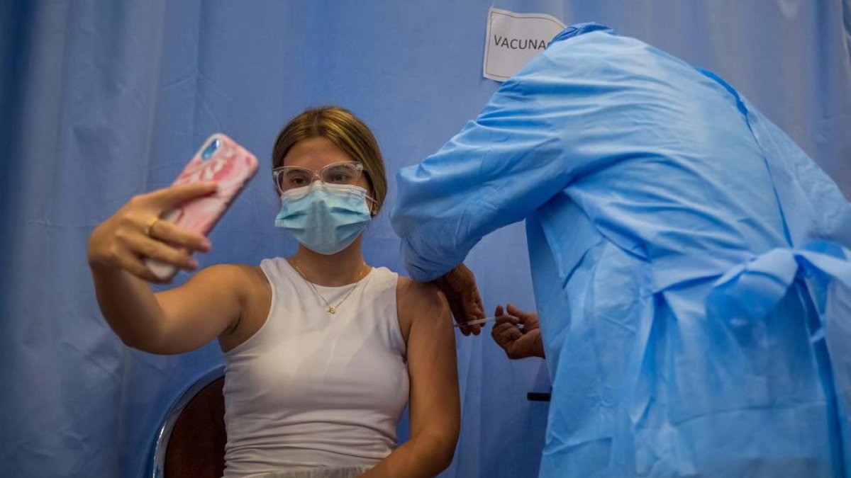 Los anticuerpos perduran 12 meses después del contagio y aumentan con la vacuna
