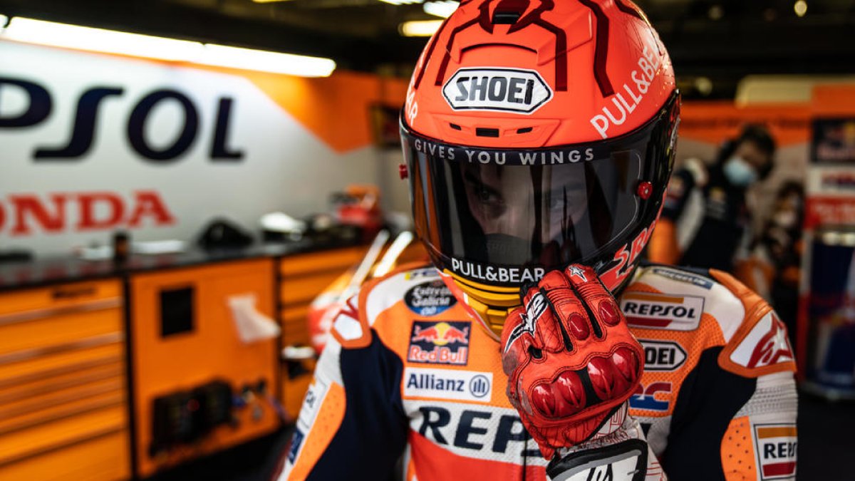 Marc Márquez, ahir al box del seu equip amb la mirada que denota concentració, després de completar la jornada d’entrenaments.