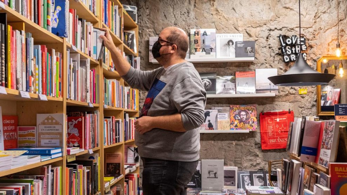 Un trabajador ordena los libros en un establecimiento.