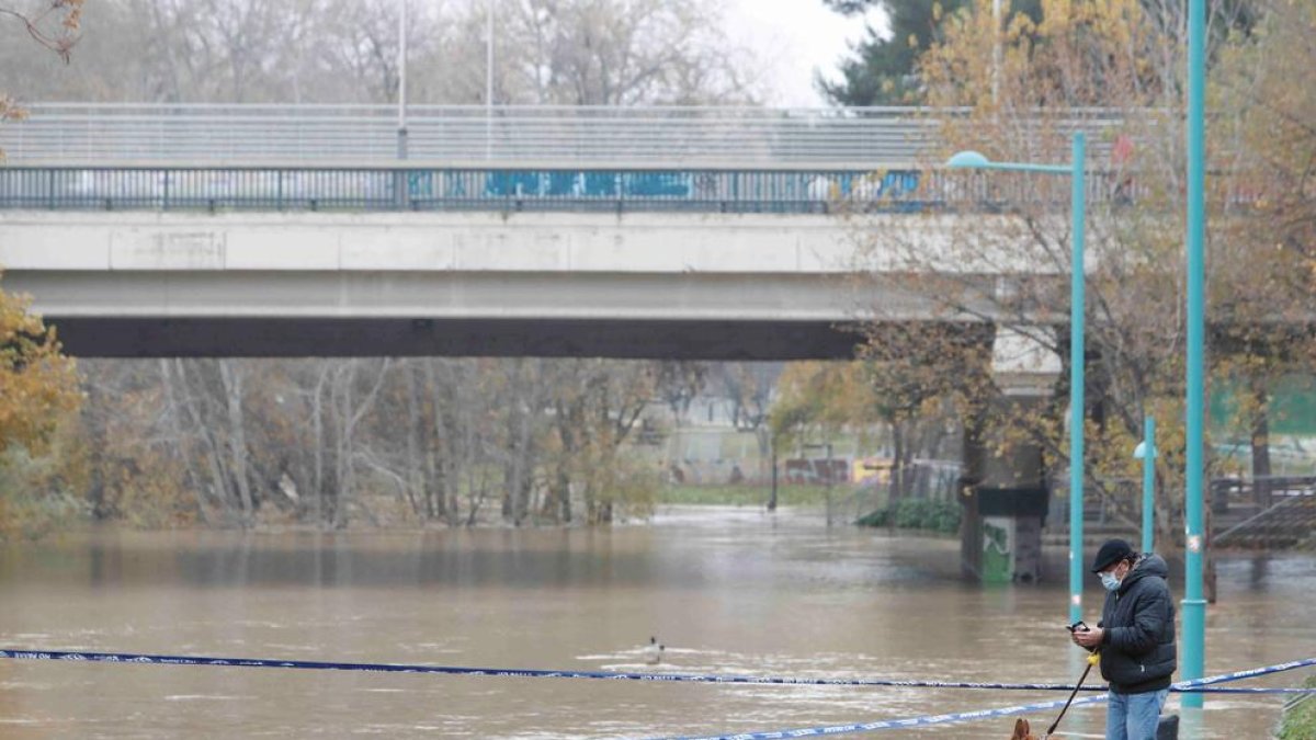 Vista del riu Ebre, al seu pas ahir pel barri de La Almozara, a Saragossa.