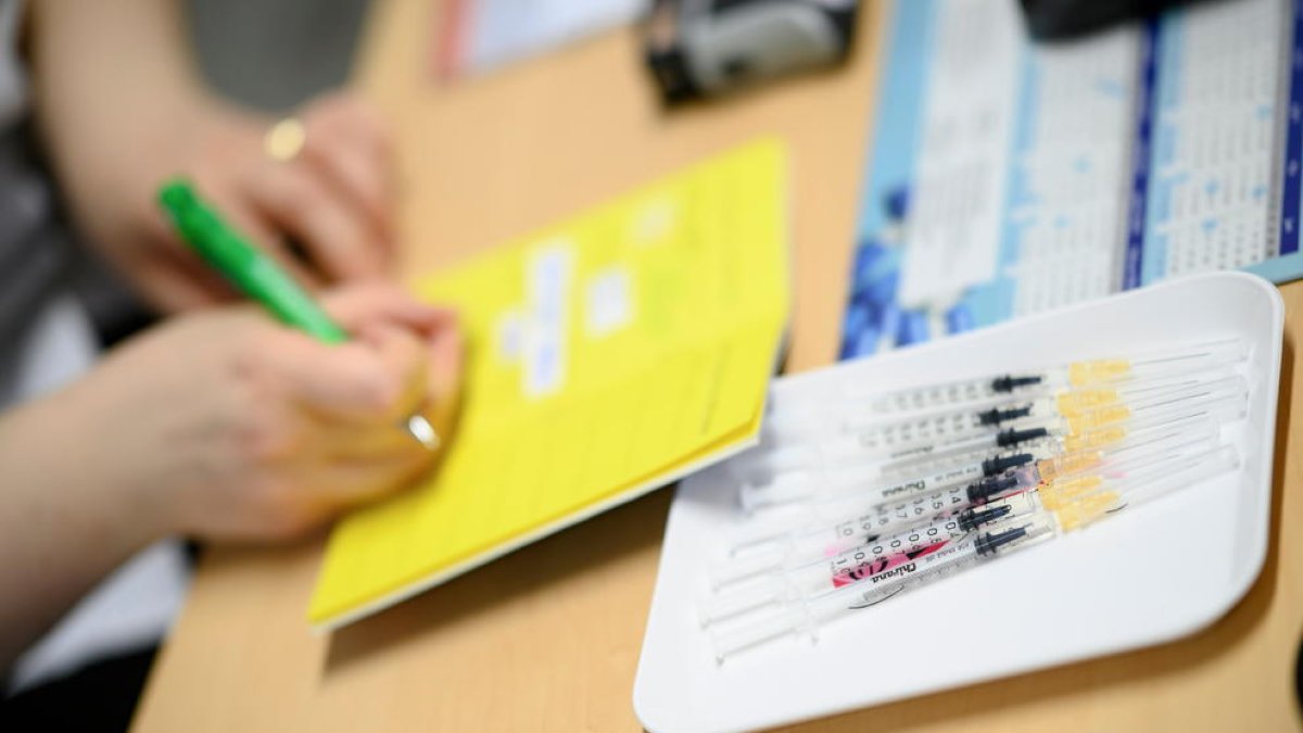 Imatge d'arxiu dels preparatius d'una jornada de vacunació a Viena.