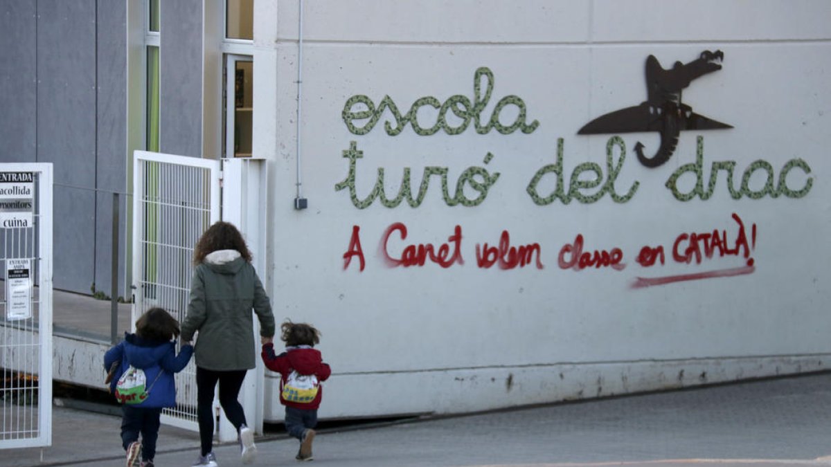 Una mare acompanya els fills a l’escola de Canet de Mar afectada per la sentència del TSJC.
