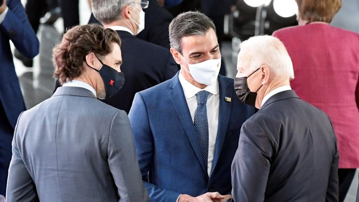 Sánchez parla breument amb Biden abans del començament de la cimera de l'OTAN