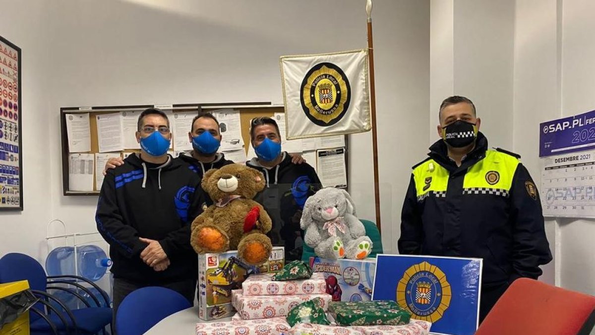 El jefe de la policía local entregó los juguetes.