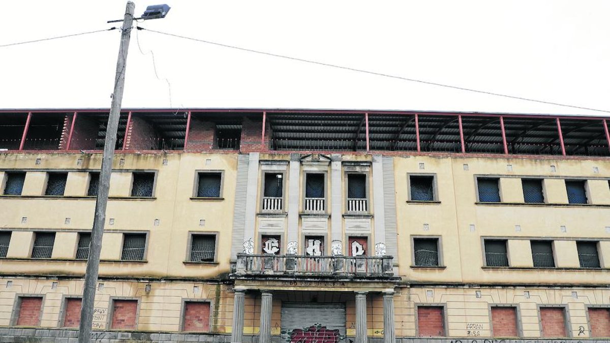 Estat actual de la façana principal de l’antiga Capitania d’Artilleria.