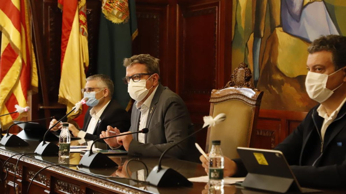 Imagen de la mesa presidencial durante el pleno de ayer.