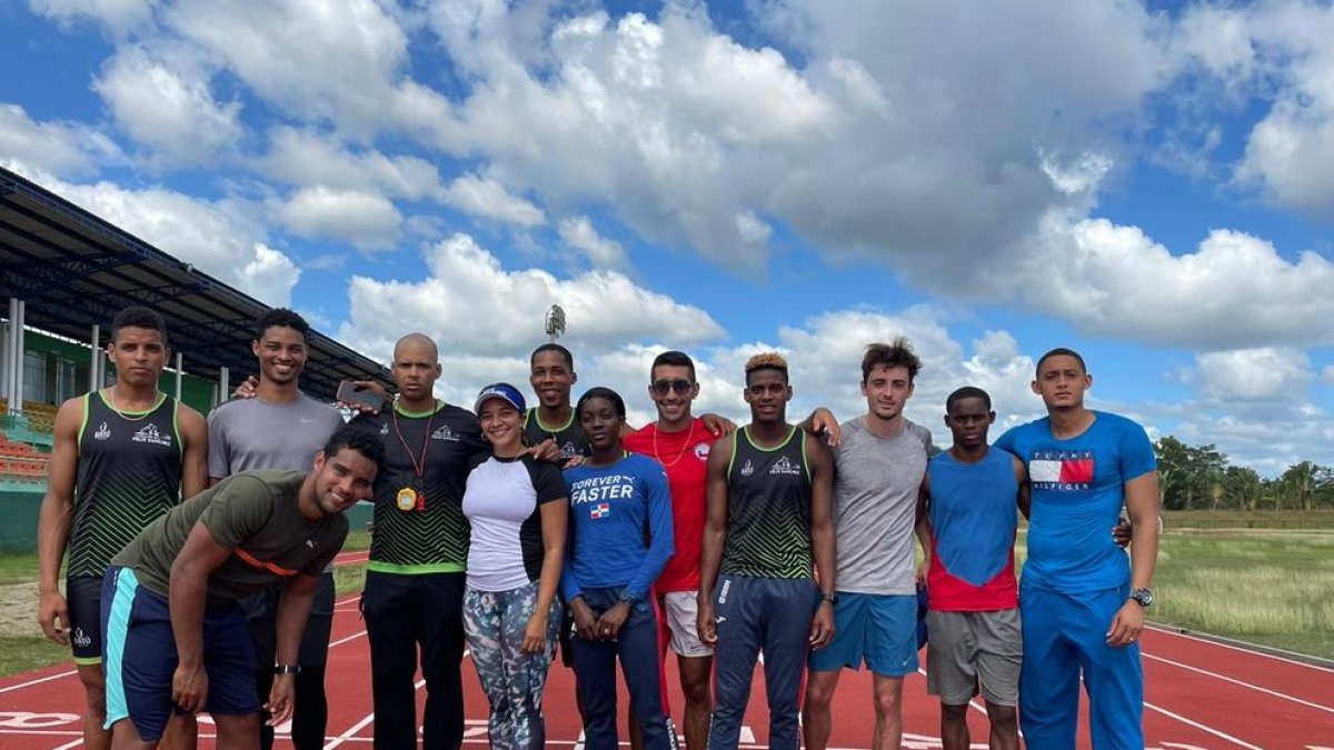 Aleix Porras, tercero por la derecha, con los atletas que forman parte del grupo de entrenamiento de Félix Sánchez.