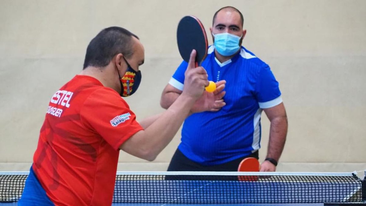 Uno de los partidos de tenis de mesa que se disputaron el sábado en el Territorial ACELL.
