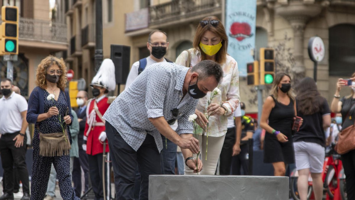 Javier Martínez, el pare del Xavi, el nen vinculat a Llimiana que va perdre la vida en l’atemptat a la Rambla, dipositant flors, ahir.