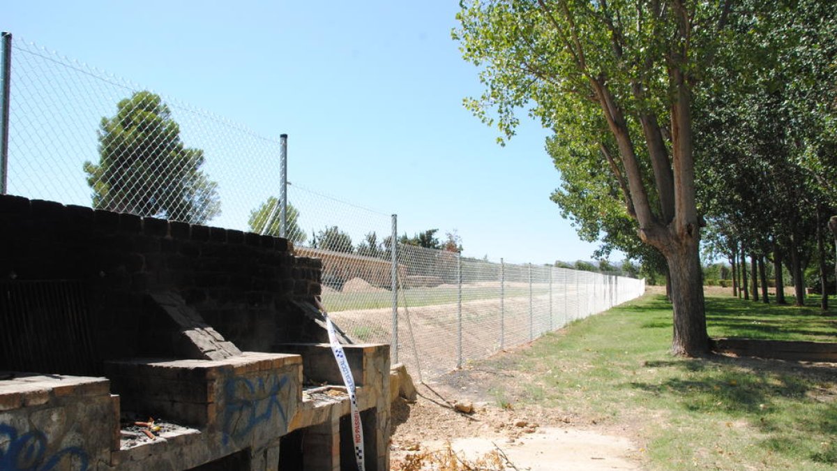 La valla instalada cerca de la zona de las barbacoas.