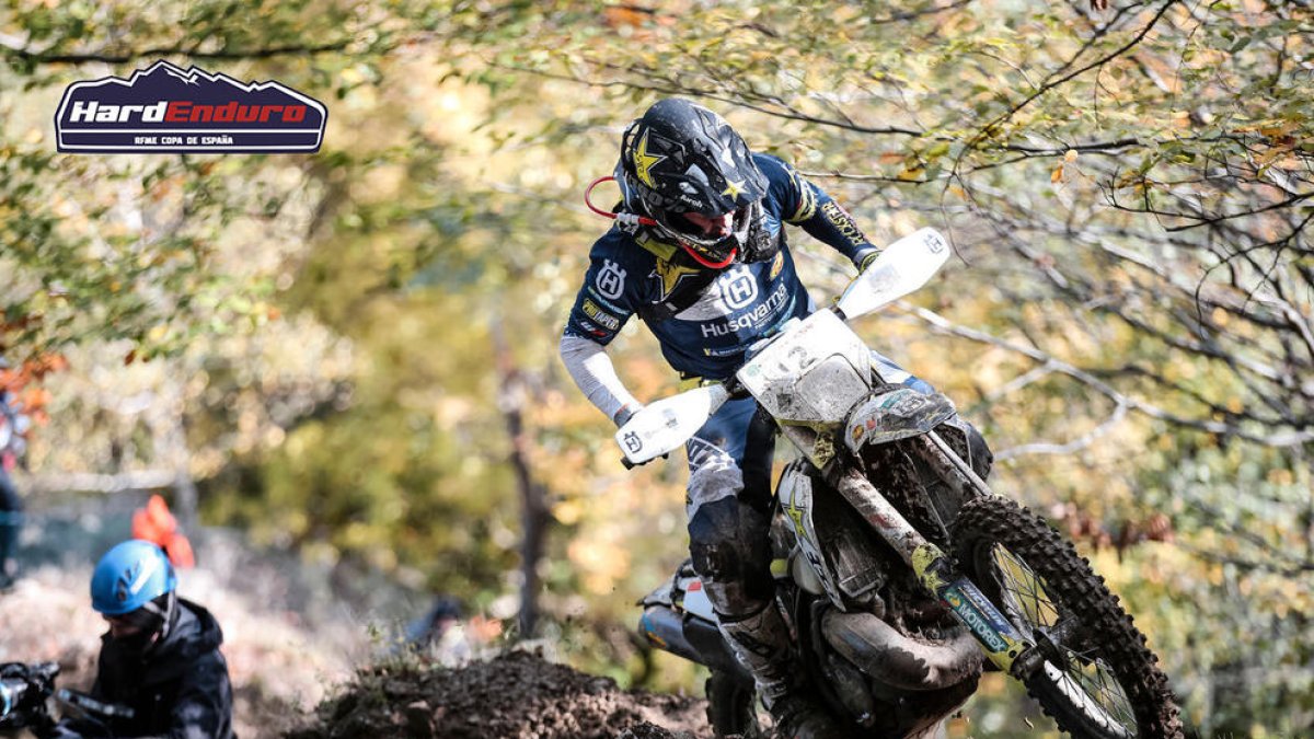 Un pilot de l’especialitat de ‘hard enduro’ durant una carrera.