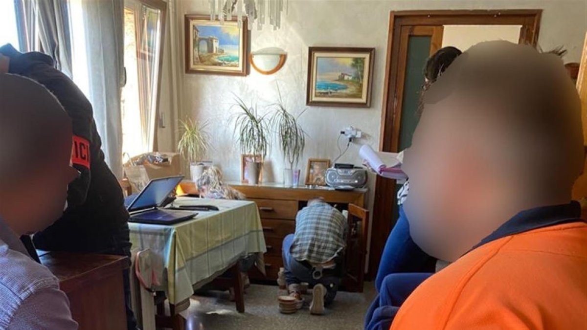 Agentes con el arrestado.