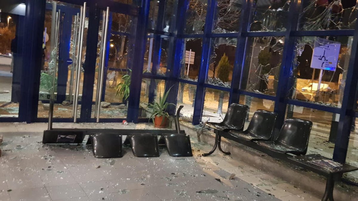 Llançament de pedres a la comissaria dels Mossos a Vic