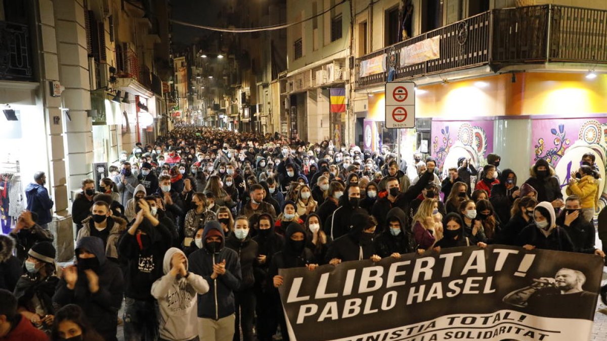 Més de 2.000 persones es van manifestar ahir a la tarda a la ciutat de Lleida per demanar la llibertat de Pablo Hasél.