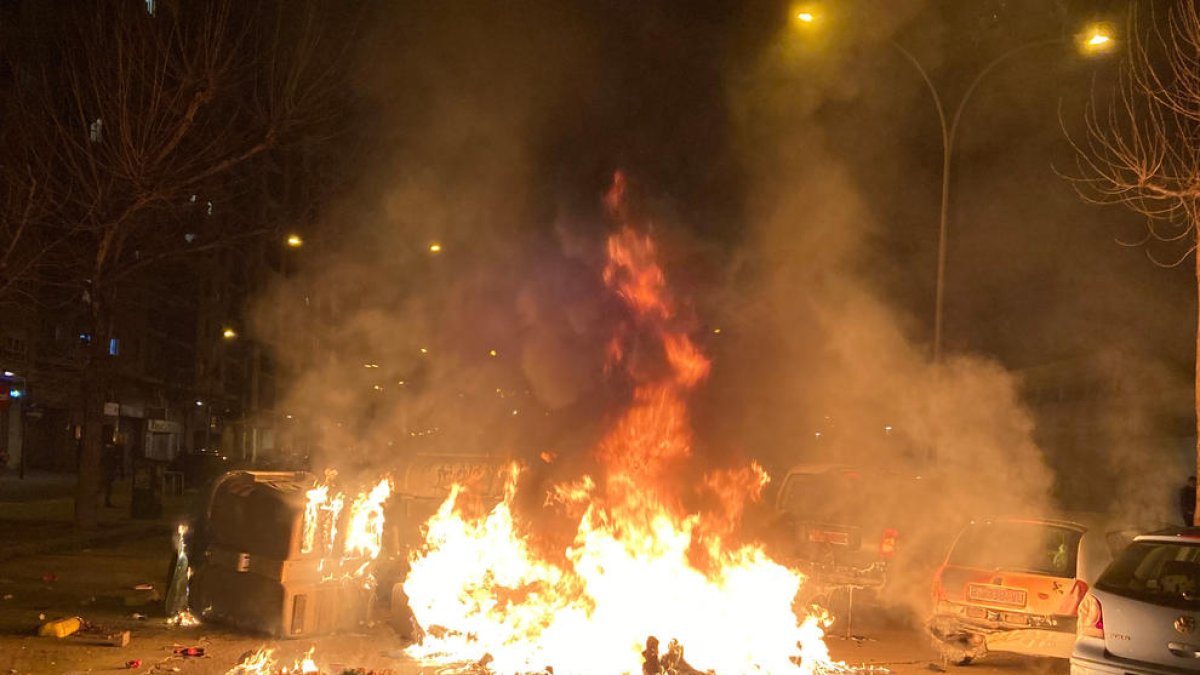 Uno de los contenedores que los manifestantes han quemado en Lleida