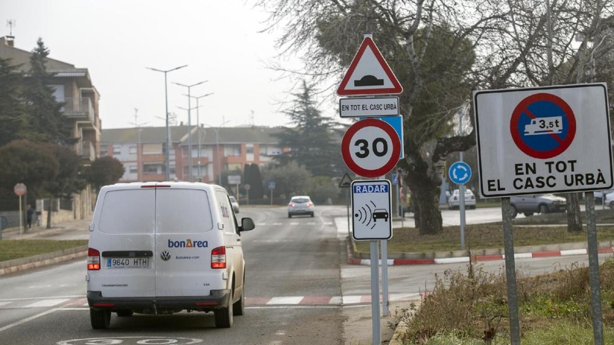 El radar que se ha instalado en la entrada de Guissona.