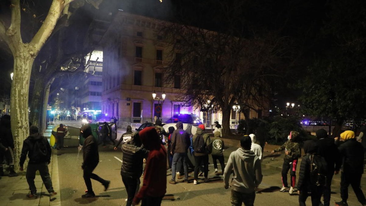 Manifestants van tirar objectes i petards contra els Mossos davant de la subdelegació.